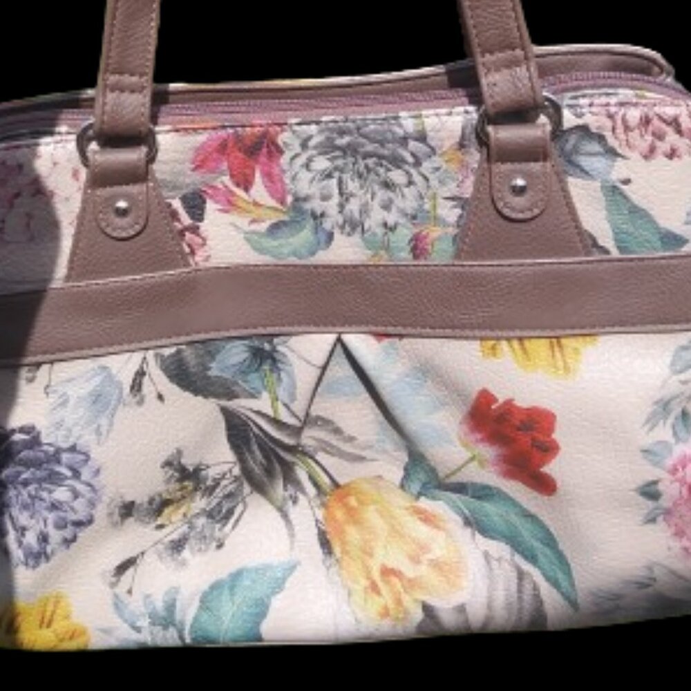 MultiSac bag with neutral background and floral print spring summer vacation